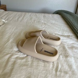 Brand New Cushionaire cloud slides in Khaki